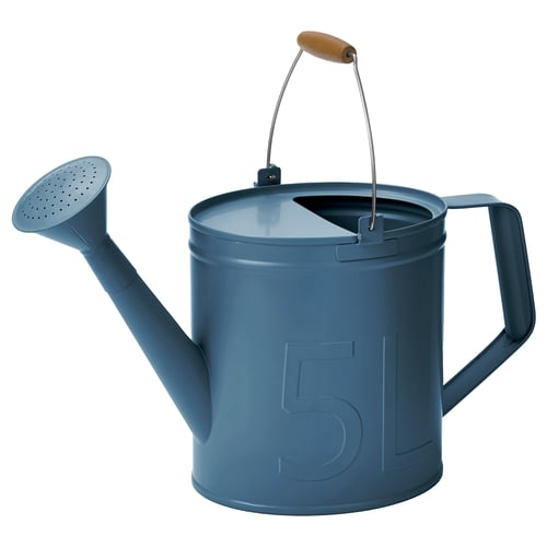 Lata de rega azul ÅKERBÄR de 5 litros, aceiro revestido en po lixeiro, mango de madeira, foca lateral, marcaxe de volume.