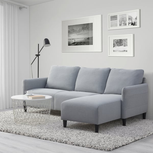 Sofá seccional ANGERSBY en gris, compacto e espazoso con chaise, en moderna configuración de sala de estar.