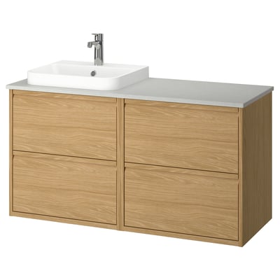 Moderno lavado de carballo claro montado na parede con mesa de mármore e lavabo cadrado branco.
