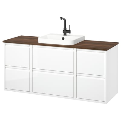 Vaidade de baño branca montada na parede, 3 caixóns, parte superior de madeira, lavabo de cunca cadrada, billa negra mate.
