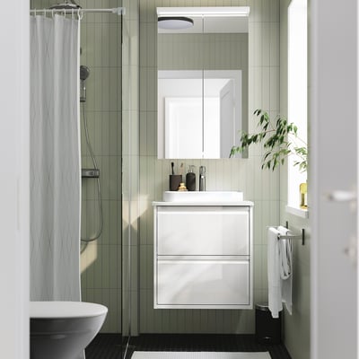 Baño moderno con lavadoiro ÄNGSJÖN, lavabo, armario de espello, ducha e planta.