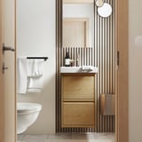 Baño minimalista moderno: armario de carballo, montado na parede, dous caixóns. Espello arriba, preto da porta.
