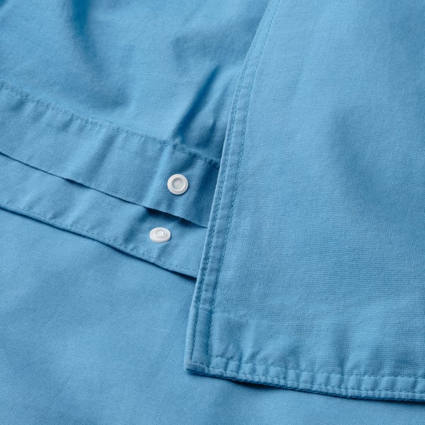 Conxunto de duvet azul claro con peche de botóns, feito de algodón suave e transpirable.