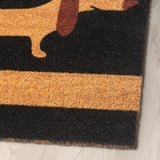 Alfombra con estampados detallados para cans, feitos de fibra de coir, con vibrantes raias negras e marróns.