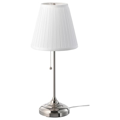Lámpada de mesa prateada ÅRSTID con sombra branca, deseño sinxelo e elegante, sombra téxtil para luz difusa, base de aceiro con acabado de níquel.