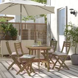 ASKHOLMEN: conxunto de patio de madeira compacto con coxíns, baixo paraugas beige, axustado a pequenos espazos.