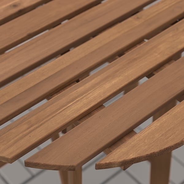 Mesa exterior de madeira, primeiro plano que mostra artesanía e deseño de lamas.