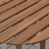 Mesa exterior de madeira, primeiro plano que mostra artesanía e deseño de lamas.