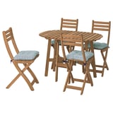 Un conxunto de comedor ao aire libre ASKHOLMEN cunha mesa de madeira e catro cadeiras acolchadas, perfecto para pequenos espazos.