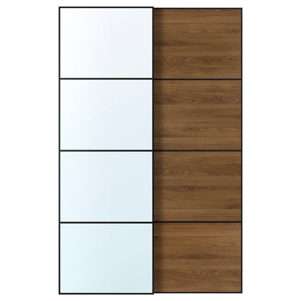 Esta imaxe mostra portas corredías de AULI, unha espello e outra de madeira. Marco de aluminio, deseño elegante, paneis verticais.