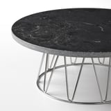 Soporte de torta arquitectónica con tapa de mármore, patas metálicas, base xiratoria, deseño elegante.