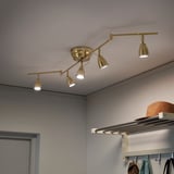Luz de pista de teito con brazos de latón axustables, cinco puntos dirixidos a diferentes ángulos, montados en teito branco.