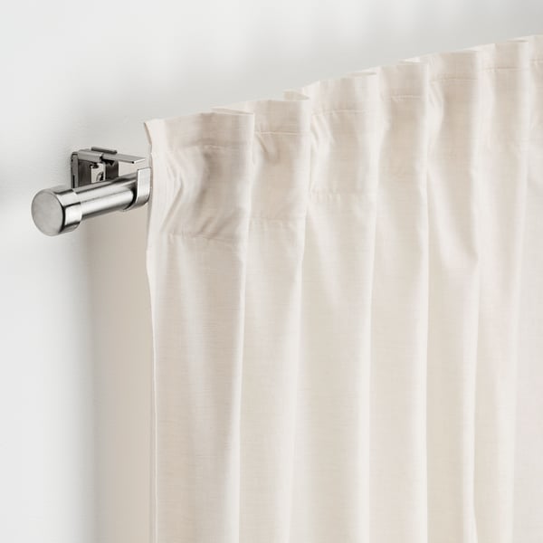 Vara de cortina da xanela con soportes e terminos, que sostén cortinas cremadas.