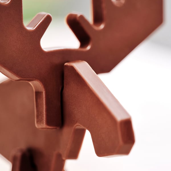 Primeiro plano de anacos de chocolate suaves e brillantes que forman unha figura de alce.