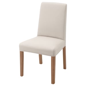 A cadeira BERGMUND é unha cadeira de comedor tapizada con patas de madeira. Ten un respaldo alto, bordos curvos e un asento en forma de cunca para comodidade.