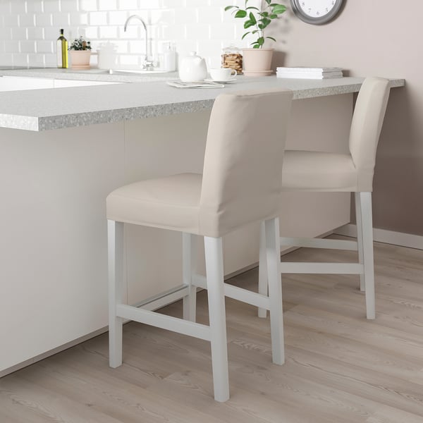 Cociña moderna con taburetes de bar BERGMUND con asentos crema e patas de metal branco.