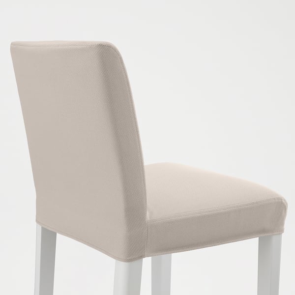 Un moderno taburete de bar tapizado beige cun respaldo alto e elegantes pernas de metal branco, destacando o seu deseño elegante e cómodo.