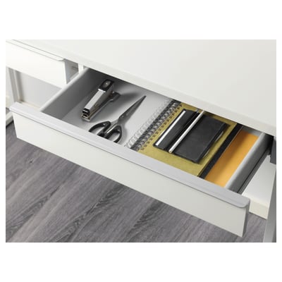 Caixón de escritorio branco aberto que mostra material de oficina organizado.