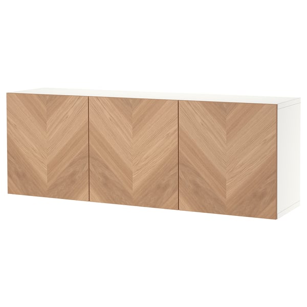 Un armario de parede BESTÅ branco e carballo con tres portas brillantes cun deseño chevron.