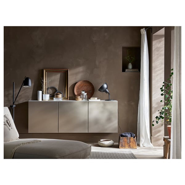 Almacenamento gris BESTÅ, sala de estar moderna con decoración e plantas.