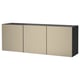 Un armario de parede IKEA BESTÅ en beige con tres portas, que ofrece almacenamento e un aspecto moderno.