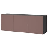 Unha unidade de almacenamento montada na parede chamada BESTÅ en vermello con parte superior e laterais negros. Ten tres compartimentos pechados cunha elegante forma rectangular para o almacenamento.