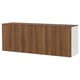 Ikea BESTÅ: estantes montados na parede, branco e marrón, catro portas de madeira, deseño moderno.