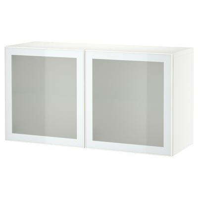Un armario de almacenamento branco BESTÅ con dúas portas de vidro xeado. Ten un deseño elegante e rectangular axeitado para espazos modernos.