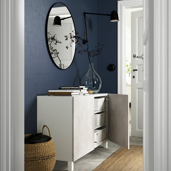 Sideboard moderno con estantes axustables, completamente aberto para revelar o almacenamento organizado. Top alberga libros e obxectos decorativos.