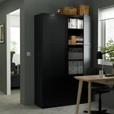 Moderno armario de almacenamento negro con estantes abertos con libros e caixas. Deseñado para a organización de elementos esenciais de oficina na casa.