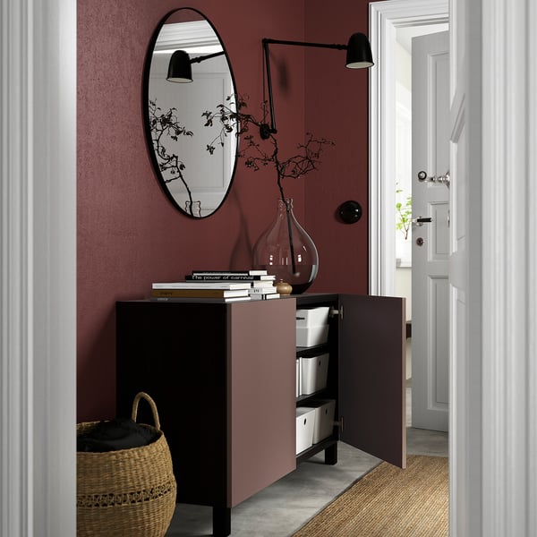Sideboard moderno con estantes axustables e bisagras de peche suave. Instalación de parede con caixas de almacenamento visibles.