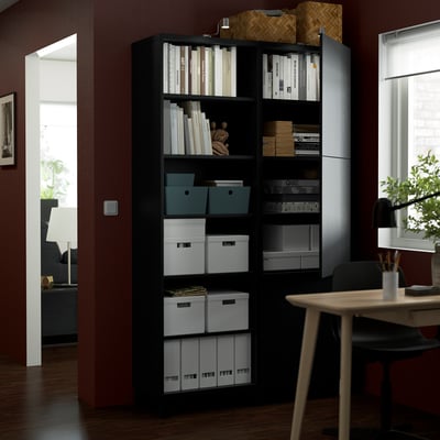 Gabinete negro de BESTÅ. Alta, de forma rectangular con estantes e portas axustables, deseño minimalista moderno.