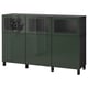 Opción: Sideboard verde BESTÅ con estantes axustables e portas de vidro para almacenamento e exhibición.