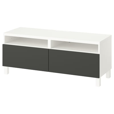 Moderno soporte de televisión branco con 2 caixóns grises e estante aberto, deseño elegante.