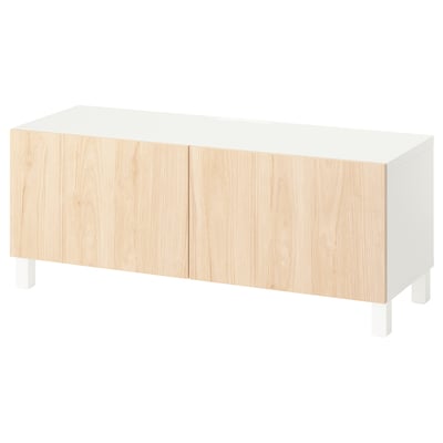 Esta imaxe é o soporte de televisión ikea BESTÅ en branco e madeira clara. Ten forma rectangular con dous armarios e deseño minimalista.
