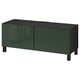 Un banco de televisión IKEA BESTÅ en negro-marrón con portas de vidro verde escuro. Ten dúas portas e estantes axustables para o almacenamento organizado.