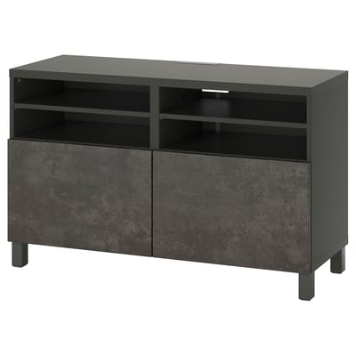 Moderno soporte de televisión negro, serie BESTÅ, con estantes e portas de armarios para almacenar, con liñas limpas e deseño minimalista.