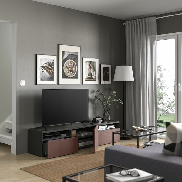 Sala de estar moderna con banco de televisión BESTÅ, sofá gris, mesa de café e gran xanela.