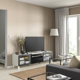 Sala de estar moderna con televisión, sofá, mesa de café, lámpada.