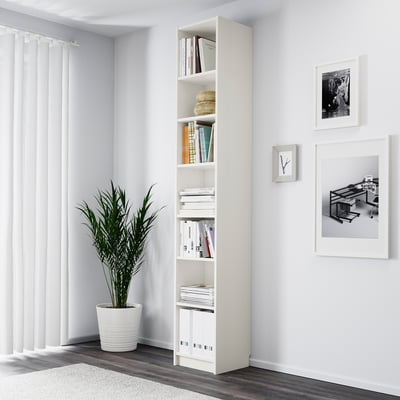 Sala minimalista con libraría branca BILLY, planta alta e arte de parede.