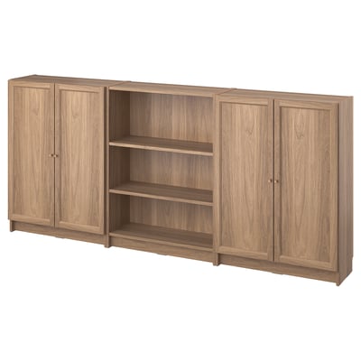 Conxunto de librarías BILLY en acabado de gran de madeira marrón claro con armarios de almacenamento abertos e pechados, deseño sinxelo e atemporal.