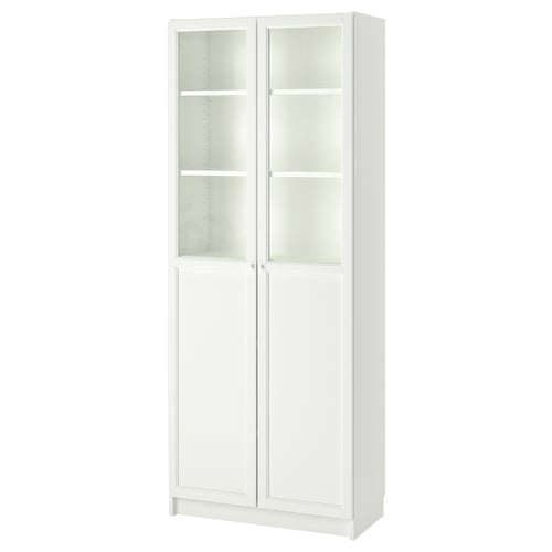 Unha libraría BILLY en branco, con portas de vidro e estantes axustables, deseñada para almacenamento versátil.
