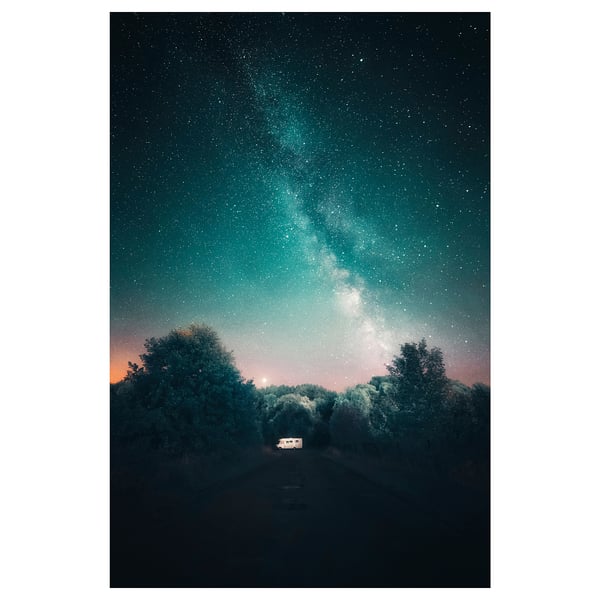 Ceo nocturno estrelado con tons verdes e árbores densas, pequena casa no bordo do bosque.