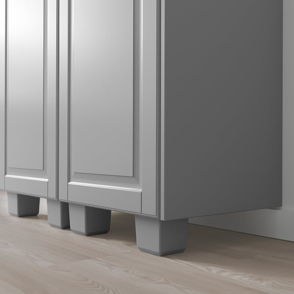 Armarios de cociña grises con paneis bisesados e pés axustables para pisos irregulares.