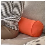 Pausa e xoga con comodidade; un coxín laranxa BRÄNNBOLL soporta a cabeza, as costas ou as extremidades, versátil para cama, chan ou sofá.