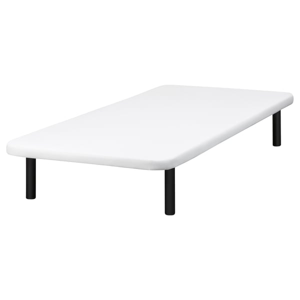 Cama de plataforma branca BRASÖY con pernas negras, deseño moderno e minimalista.