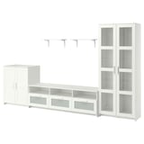 Unidade de almacenamento modular branca BRIMNES con banco de televisión, armarios, estantes de parede e estante de vidro. Elegante e moderno con estantes axustables.