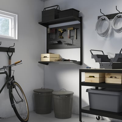 Sistema de almacenamento gris BROR con estantes, ferramentas, papeleiras, bicicleta e accesorios