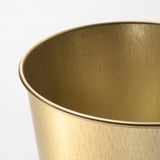 Cunca metálica suave e brillante de cor dourada, que reflicte a luz, mostrando un acabado de alta calidade.