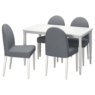 O conxunto de comedor branco DANDERYD cunha mesa cadrada e catro cadeiras grises. As cadeiras teñen respaldos curvos e asentos acolchados.